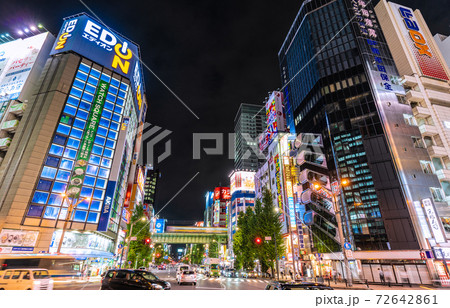 日本の東京都市景観 コロナ禍の東京・秋葉原。明かりの消えたビルも=2020年10月12日 日本の東京都市景観 コロナ禍の東京・秋葉原。明かりの消えたビルも=2020年10月12日 72642861