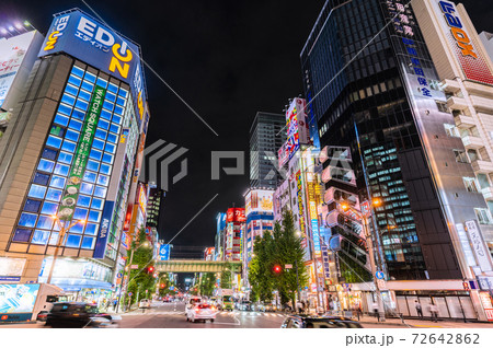 日本の東京都市景観 コロナ禍の東京・秋葉原。明かりの消えたビルも＝2020年10月12日 72642862