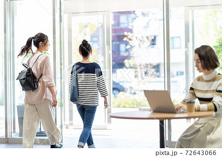 大学に通学する女子大生 撮影協力 中央工学校附属日本語学校の写真素材