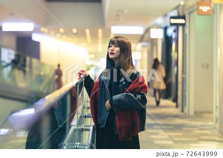 かっこいい　女性　クール 72643999