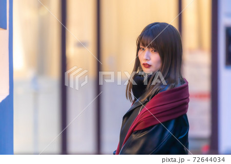 かっこいい　女性　クール 72644034