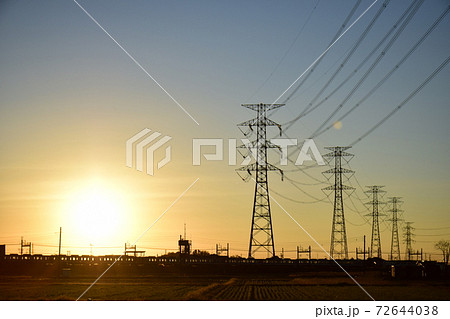 夜明けの通勤列車（東上線）　　朝陽の中を行く通勤列車 72644038