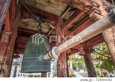 鐘楼の梵鐘と撞木の写真素材 [72644392] - PIXTA