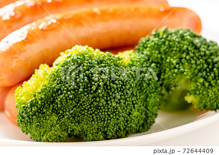 電子レンジで加熱したブロッコリー。写真奥にはウインナーソーセージ。 72644409