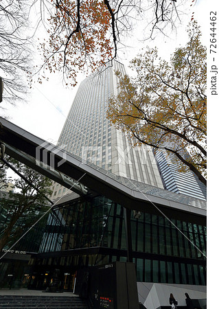 東京散歩　秋の西新宿　大江戸線　都庁前駅付近 72644462