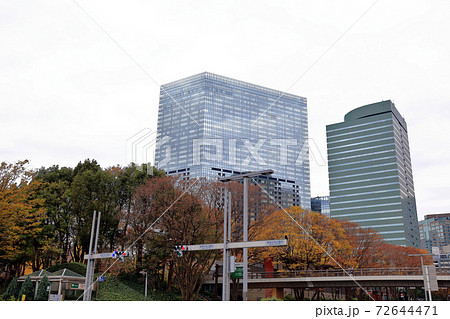 東京散歩　秋の西新宿　新宿中央公園前交差点付近 72644471