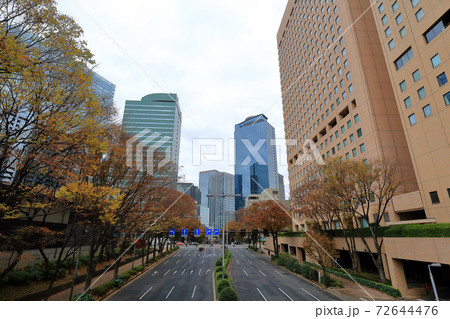 東京散歩　秋の西新宿　新宿中央公園前交差点付近 72644476