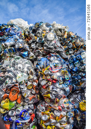 積み上げられた大量のアルミ缶の写真素材 [72645166] - PIXTA