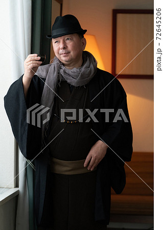 着物姿のミドルの男性 72645206