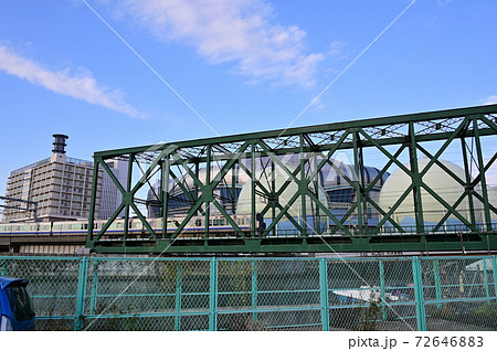京セラドーム大阪を背景に尻無川の鉄橋と大阪環状線 72646883