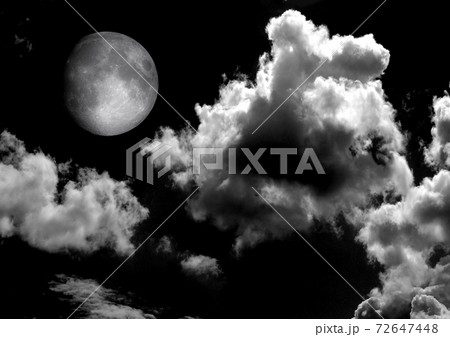 The moon in the night sky 72647448