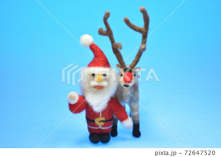青バックの画面中央にサンタクロース横にトナカイ 青バックの画面中央にサンタクロース横にトナカイ 72647520
