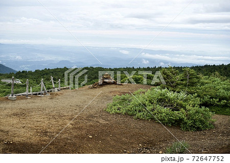 山の上の小さな石山 72647752