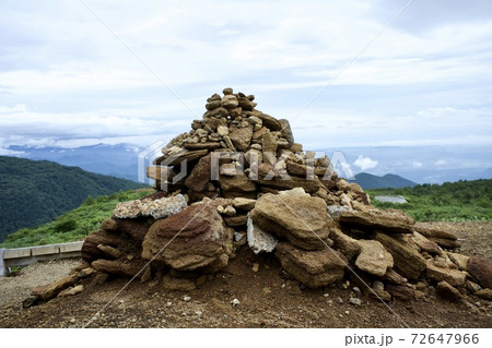 山頂に積まれた様々な石 72647966