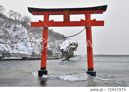 冬の北海道江差町で吹雪の瓶子岩の風景を撮影 72647974