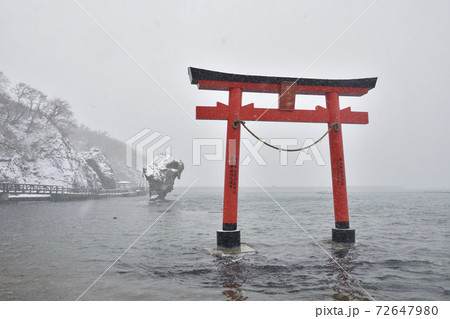 冬の北海道江差町で吹雪の瓶子岩の風景を撮影 72647980