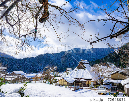 雪化粧した美山かやぶきの里 72648031