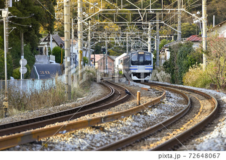 横須賀線【E217系】寿福寺踏切より【秋】鎌倉駅付近 72648067