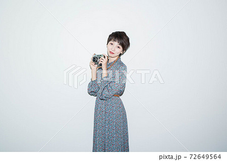 フィルムカメラを持って立つ若い女性 フィルムカメラを持って立つ若い女性 72649564