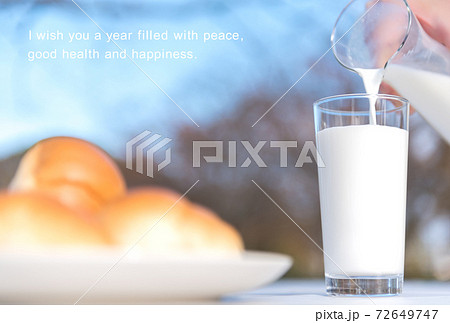 グラスにミルクを注ぐ年賀状イメージ　英文メッセージ入り年賀状 72649747