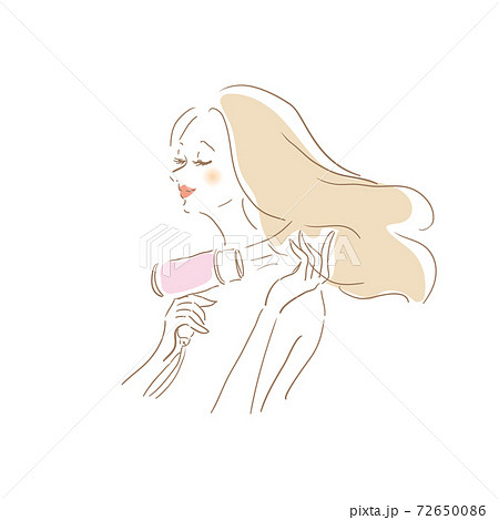 髪を乾かす女性 72650086