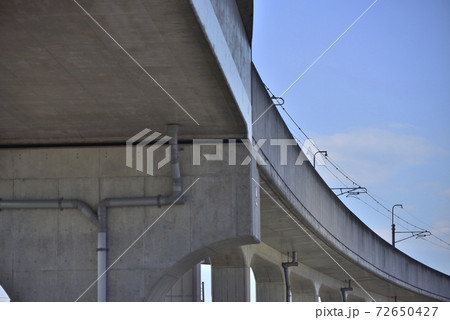 鉄道の高架下 72650427
