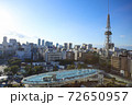 夕暮れ時の青空の中展望台から見た名古屋のテレビ塔とオアシス21 72650957