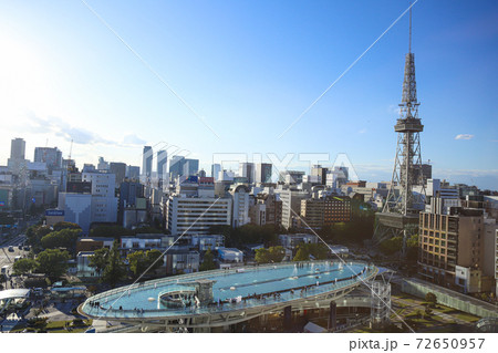 夕暮れ時の青空の中展望台から見た名古屋のテレビ塔とオアシス21 夕暮れ時の青空の中展望台から見た名古屋のテレビ塔とオアシス21 72650957