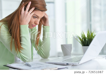 Close up portrait of beautiful young woman 72651087