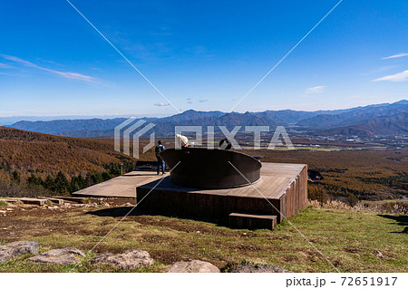 （山梨県）清里テラスから秋の景色を楽しむ人達 72651917