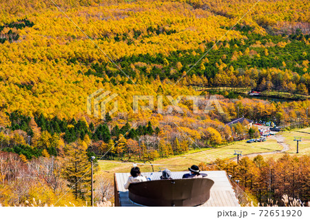 （山梨県）清里テラスから秋の景色を楽しむ人達 72651920