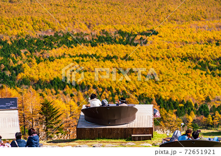 (山梨県)清里テラスから秋の景色を楽しむ人達 (山梨県)清里テラスから秋の景色を楽しむ人達 72651921