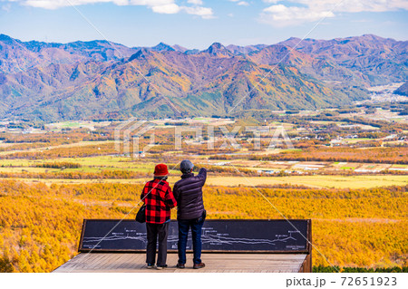 (山梨県)秋の清里テラス 甲斐の山並みを望む人達 (山梨県)秋の清里テラス 甲斐の山並みを望む人達 72651923