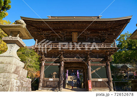茨城県つくば市 秋の筑波山神社の随神門(ずいしんもん) 72652678