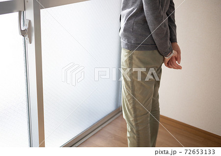 光が差し込む部屋の窓際に佇む女性 光が差し込む部屋の窓際に佇む女性 72653133