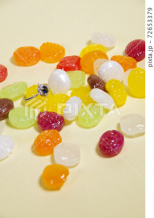 たくさんのアメと指輪 / 縦 72653379