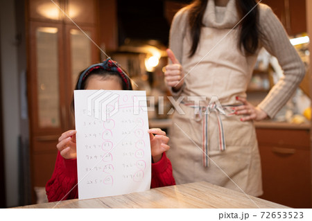 テストで100点をお母さんに褒められる少女 72653523