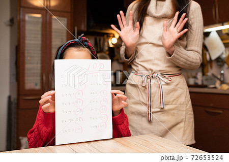 テストで100点をお母さんに褒められる少女 72653524
