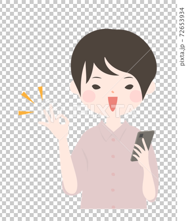 一個年輕的女人，拿著智能手機，微笑著並簽署OK上身[無主線] 72653934