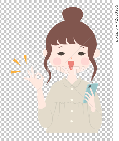 一個年輕的女人，拿著智能手機，微笑著並簽署OK上身[無主線] 72653935