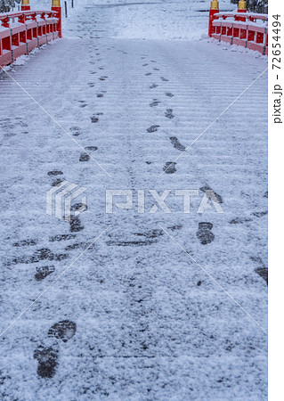 鶴ヶ城公園の橋に積もった、雪に残る足あと(縦) 鶴ヶ城公園の橋に積もった、雪に残る足あと(縦) 72654494