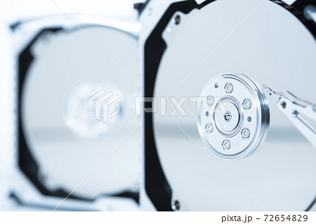 殻割したハードディスクの接写写真　2台 72654829