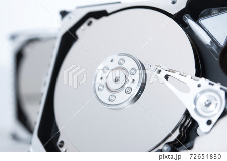 殻割したハードディスクの接写写真 2台 殻割したハードディスクの接写写真 2台 72654830