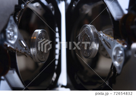 殻割したハードディスクの接写写真 2台 殻割したハードディスクの接写写真 2台 72654832