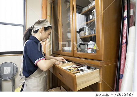 散らかった部屋を片付ける作業員 散らかった部屋を片付ける作業員 72655437