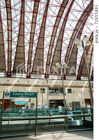ロンドン東のドックランズの近代的なDLRのカナリー・ワーフの駅 ロンドン東のドックランズの近代的なDLRのカナリー・ワーフの駅 72655891