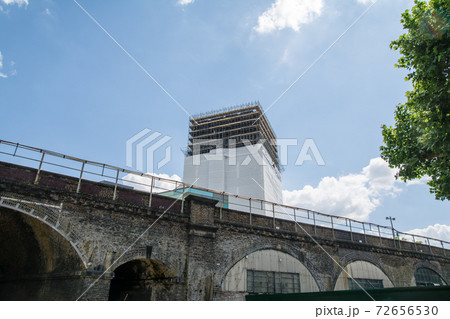 明るい日差しの下のロンドンの工事中の高層マンション 明るい日差しの下のロンドンの工事中の高層マンション 72656530
