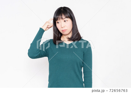 白背景の前で考えるジェスチャーをする女性 72656763