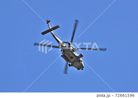 青空を飛ぶヘリコプター 72661596