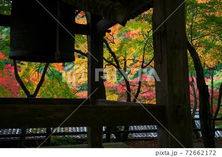 逆光の紅葉とシルエットの鐘つき堂 牛滝山の大威徳寺 紅葉 大阪府岸和田市 逆光の紅葉とシルエットの鐘つき堂 牛滝山の大威徳寺 紅葉 大阪府岸和田市 72662172